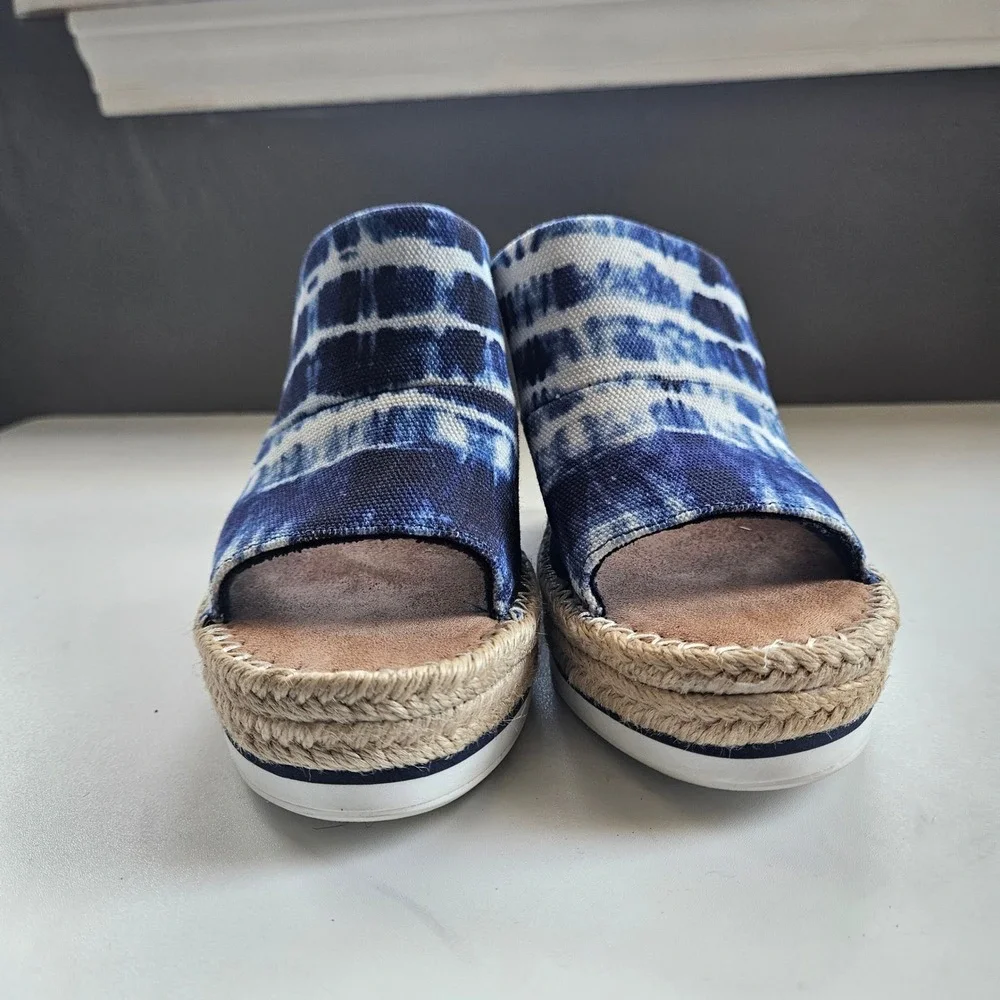 TOMS Monica Wedge Sandals Size 6.5 Indigo Tie Dye Canvas Espadrille Resort